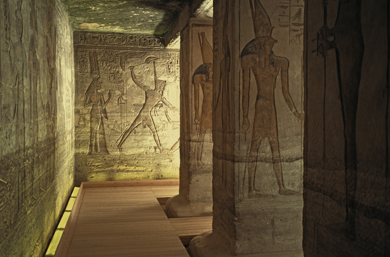 egyp09_18 abu simbel nefertari bas-reliefs.jpg - Abu Simbel  temple de Nefertari Provia 100 F